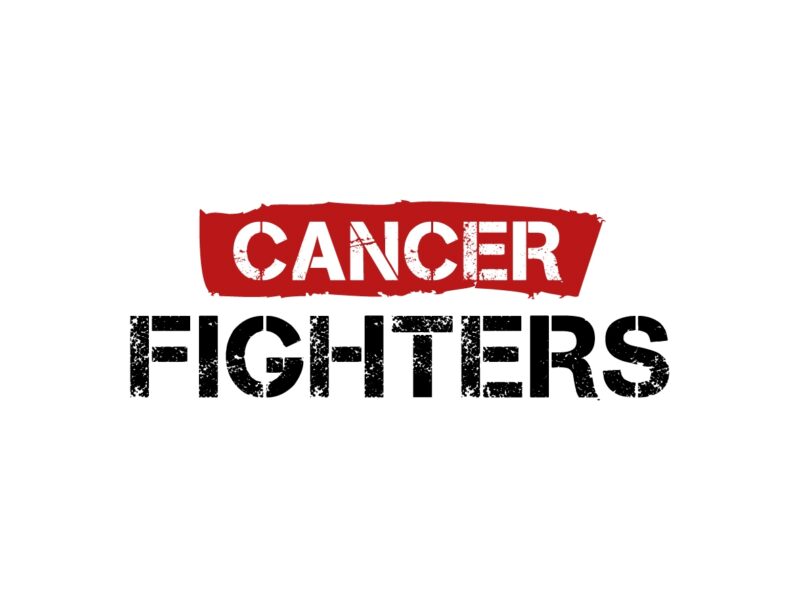 Oficjalne logo Fundacji Cancer Fighters na białym tle. Napis „CANCER” w kolorze białym na czerwonym, poszarpanym tle oraz duży, czarny napis „FIGHTERS” poniżej w stylu grunge.