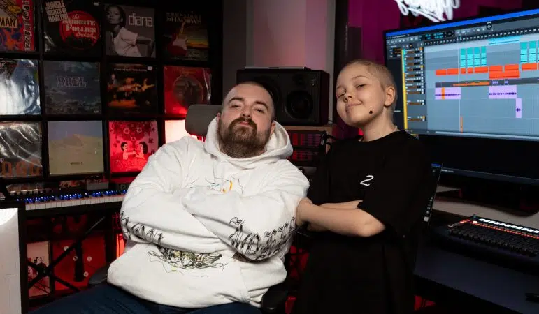 Bedoes 2115 z 11-letnią Mają z Cancer Fighters na planie teledysku Diss na Raka