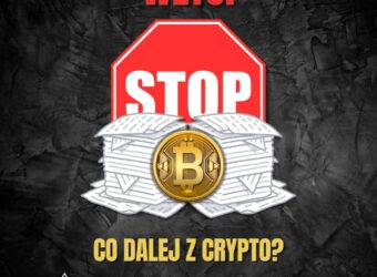 Grafika ilustrująca weto ustawy o kryptoaktywach na ciemnym, teksturowanym tle. Czerwony znak STOP blokuje stosy białych dokumentów prawnych, a przed nimi widnieje złota moneta Bitcoin. Na górze czerwony napis "WETO!", na dole żółty napis "CO DALEJ Z CRYPTO?" oraz białe logo i adres kamilgruszecki.com Kamil Gruszecki opinia o wecie ustawy o kryptoaktywach.