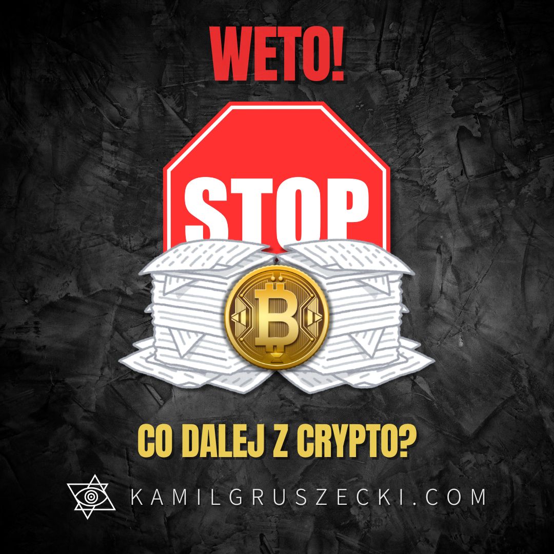 Grafika ilustrująca weto ustawy o kryptoaktywach na ciemnym, teksturowanym tle. Czerwony znak STOP blokuje stosy białych dokumentów prawnych, a przed nimi widnieje złota moneta Bitcoin. Na górze czerwony napis "WETO!", na dole żółty napis "CO DALEJ Z CRYPTO?" oraz białe logo i adres kamilgruszecki.com Kamil Gruszecki opinia o wecie ustawy o kryptoaktywach.